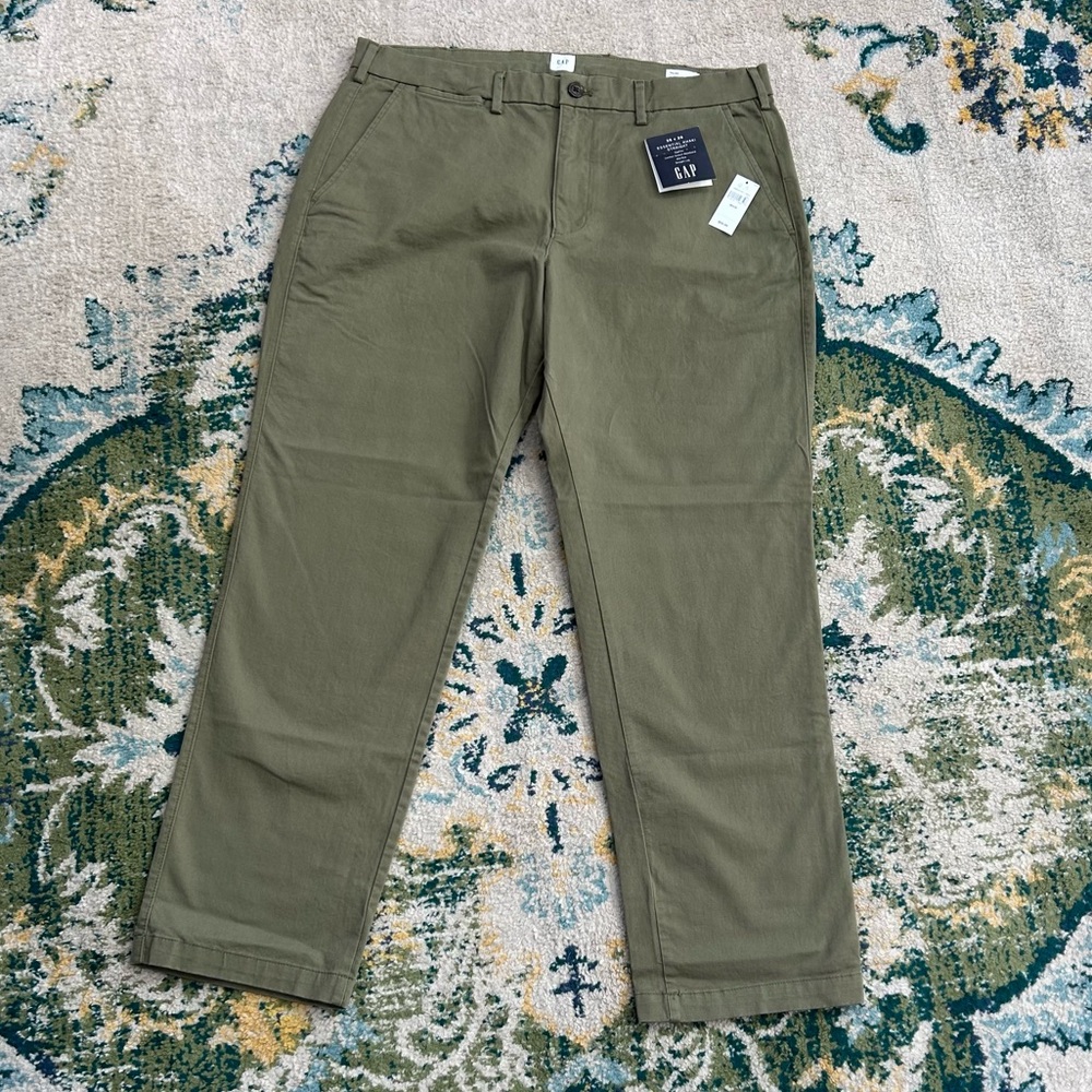 NEW $60 GAP men’s size 36x30 green essential khaki straight leg pants mid rise